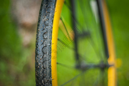 自行车零件的照片特写在露天车轮和图片
