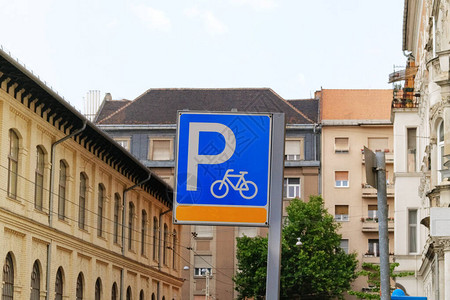 城市背景的自行车泊标志金属蓝色盘子的停图片