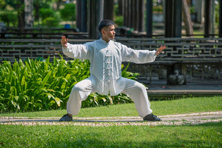 年轻人在公园里练习传统太极拳太极拳和气功背景图片