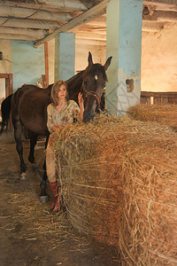 年轻的女孩和马厩里的女孩和马人和动物的概念一个15岁的女孩的肖像图片