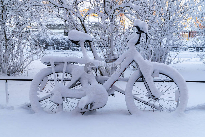 在克伦施塔特院落下大雪后仍然有雪盖着的图片