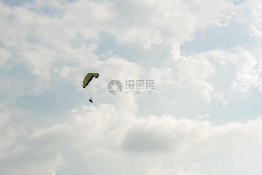 五颜六色的滑翔伞在蓝天白云图片