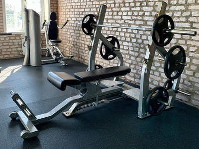 健身的健身房重型哑铃和健身器材杠铃和运动员的设备Irpin图片