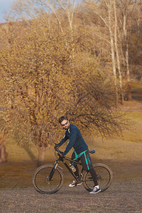 骑自行车穿越秋天图片