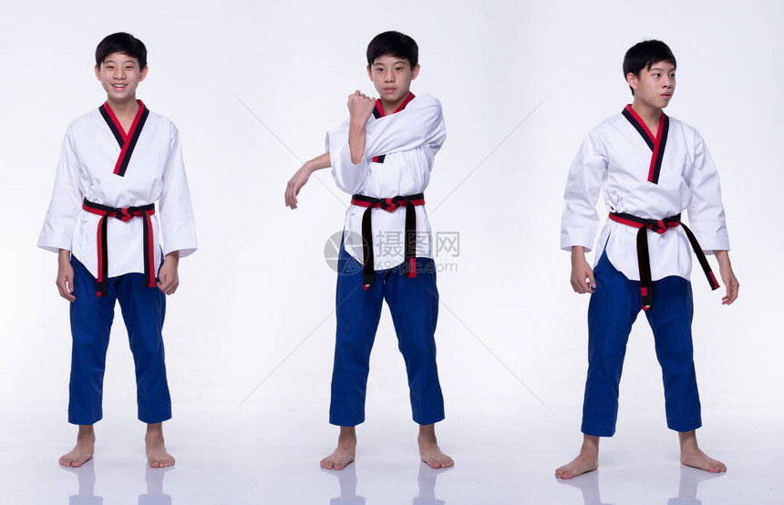 黑带大师跆拳道空手道运动员年轻少年展示传统格斗姿势图片