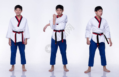 黑带大师跆拳道空手道运动员年轻少年展示传统格斗姿势图片