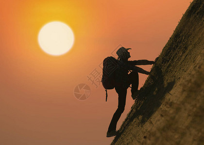 日落或日出时在山上攀登图片
