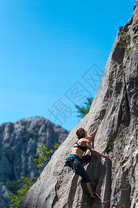 在帕克莱尼察公园攀岩和登山一位女士在自然地形上克服了具有挑战攀登路线登山者在克罗地亚背景图片
