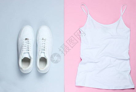 白女人的T恤白色时装运动鞋穿着粉色光彩图片