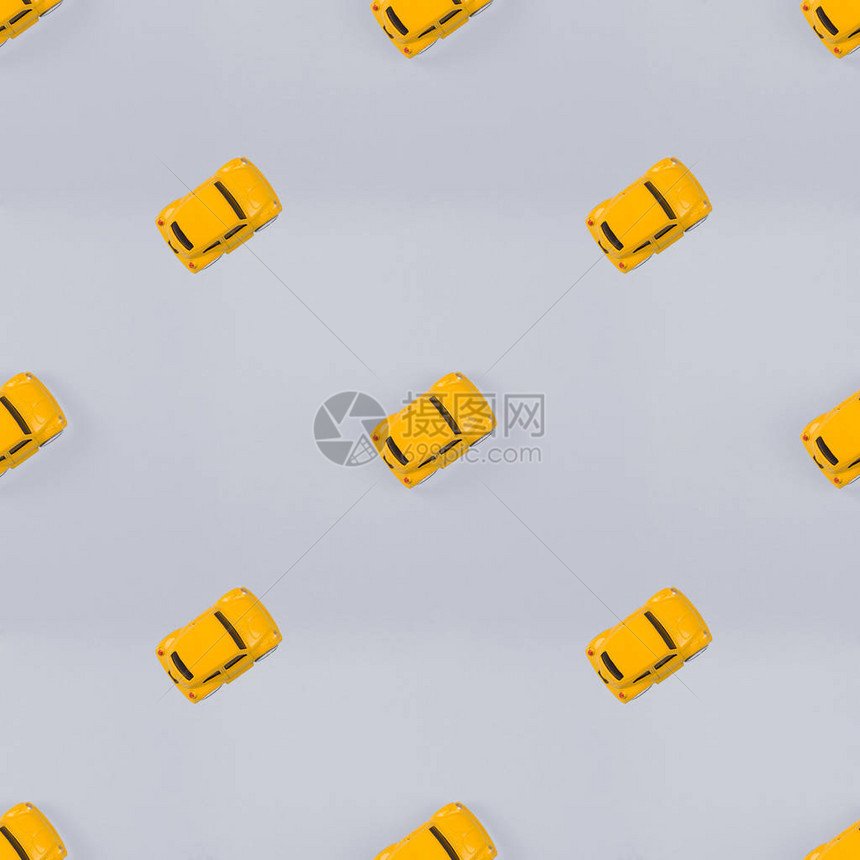 蓝色背景的黄色汽车模式平面顶部视图从上面查看照片拼图片