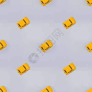 蓝色背景的黄色汽车模式平面顶部视图从上面查看照片拼图片