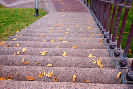 落叶的花岗岩楼梯往楼下看图片