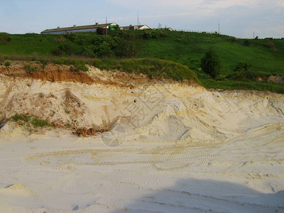 乌克兰哈尔科夫地区森林背景下的沙坑图片