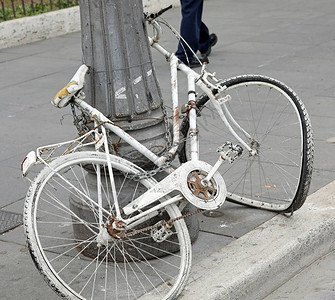 在城市上骑破白色自行图片