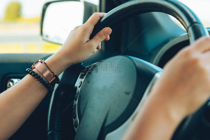 妇女手握方向盘驾驶近图片