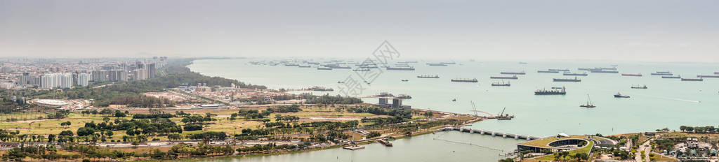 停泊在新加坡海峡的数十艘船只的鸟瞰全景图片