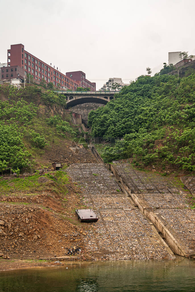 铺设通向绿水的道路桥梁图片