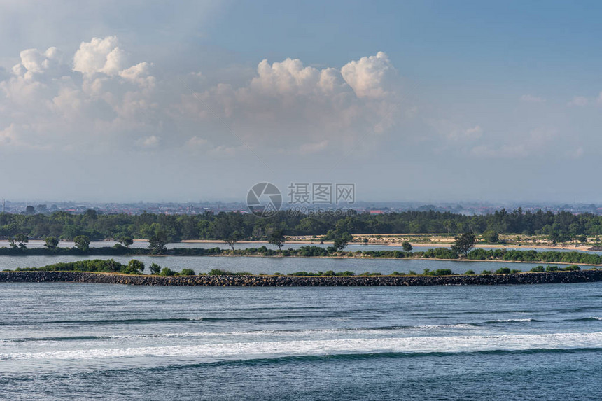 比诺亚港入口以北的JiPantaiSerangan海岸线图片