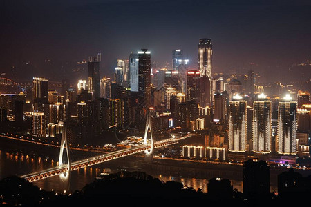 重庆市的桥梁和城市建筑晚背景图片