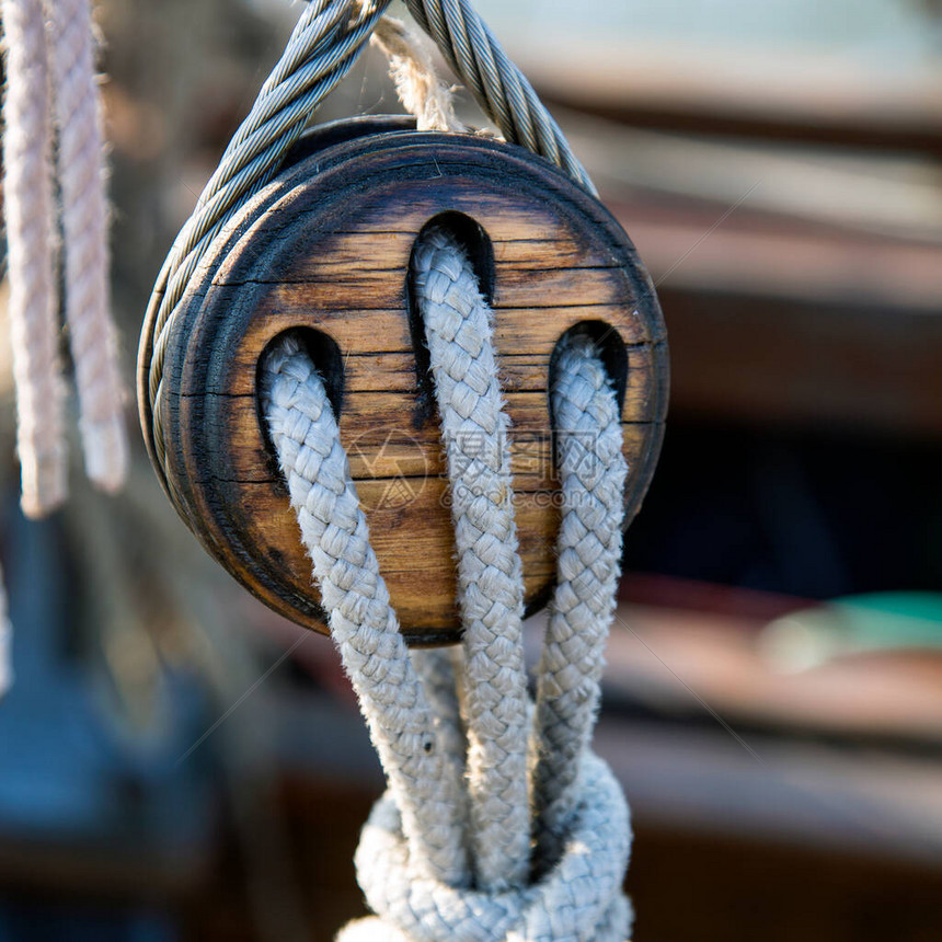 一艘帆船上挂有绳索图片