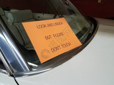 请不要触碰汽车挡风玻璃上的标志图片