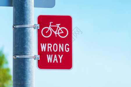 红脚踏车走错路在面对错误的脚踏车交通图片