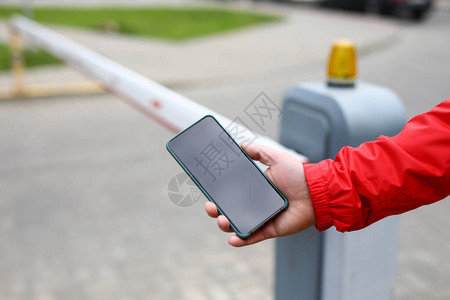 汽车司机手中的手机特写镜头申请汽车停或道路通行高速公路障碍物和人员图片