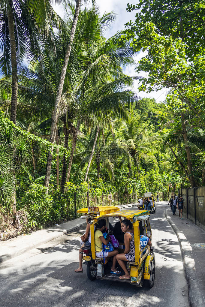 Boracay岛中央Philipines主要公路上的当图片