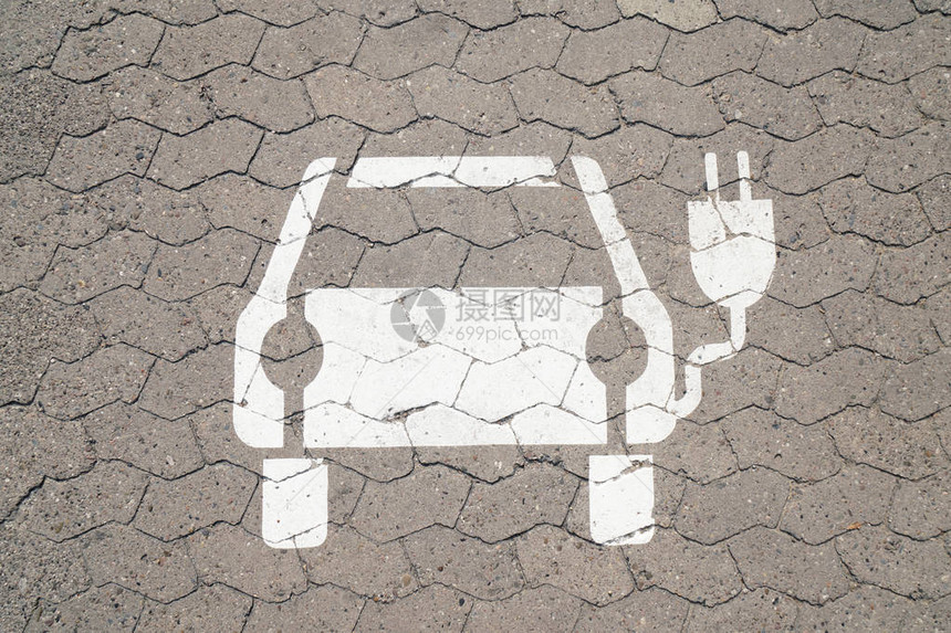 电动汽车充电站象形文字符号绘在停车位上图片