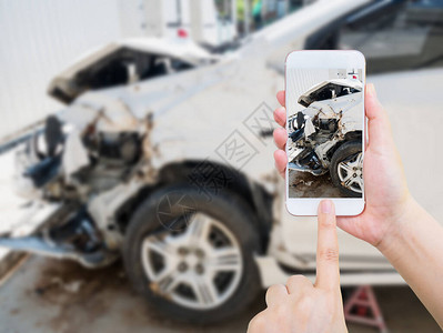 女使用智能手机拍摄车祸事故损害保险图片