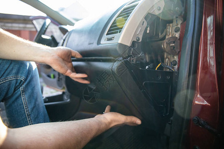 男子用汽车安全气囊修理仪表板图片