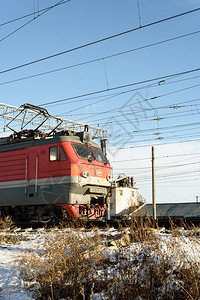 冬季一条铁轨上俄罗斯铁路网公共列车基本交通的垂图片