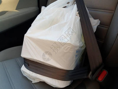 塑料袋在汽车安全带中取出或交背景图片