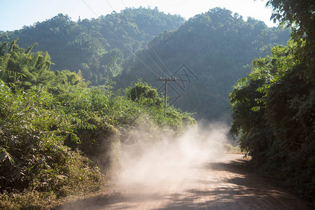 从老挝西北部看湄公河老挝怀赛村的一条土路高清图片