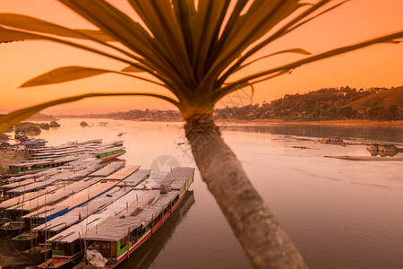2019年11月在老挝西北老挝的湄公河老挝HuayXay村老挝角风背景图片