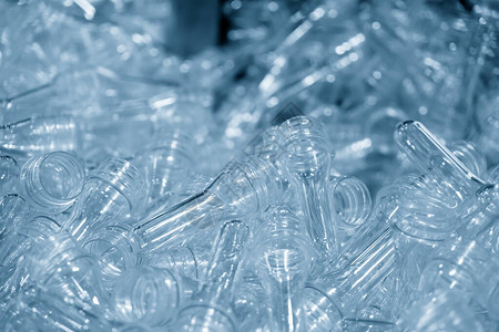 管子前形塑料瓶堆积背景图片