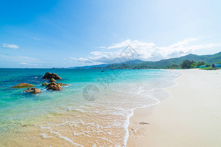 华丽的热带海滩绿松石透明水独特的岩石巨背景图片