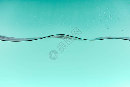 绿松石背景上的波浪清澈的水滴图片