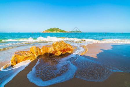 华丽的热带海滩绿松石透明水独特的岩石巨背景图片