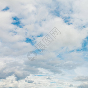 美丽的天空和白色和灰色的云彩背景图片