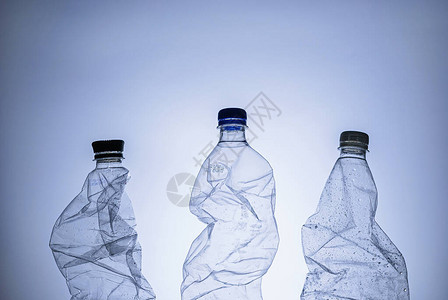 三个空干净的湿塑料瓶图片