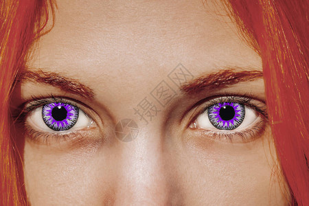 带有大而明亮的蓝色镜片的眼睛特写睫毛和瞳孔特写红色的头发和眉毛图片