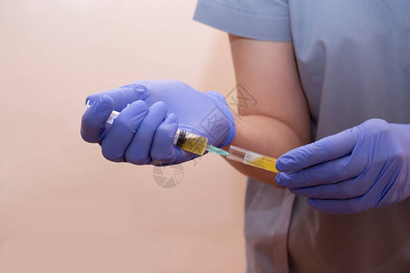 护士的手用注射器收集血浆从理疗测试管图片