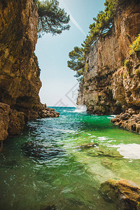 岩石间的海湾景色夏日阳光灿烂的日子图片