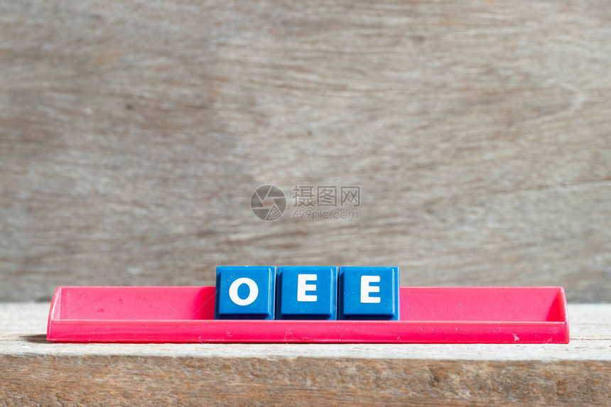 用OEEE字简化总体设备效力在红架上写有的纸质字母图片