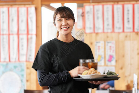 一位日本女在餐厅工作的照片背景图片