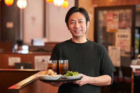 一位在餐馆工作的日本人的照片背景图片