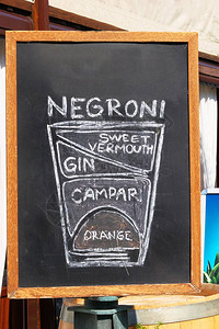 黑板菜单黑色与内格罗尼食谱招牌站在海边的餐图片