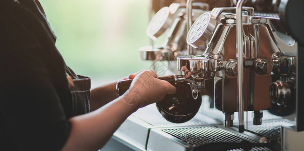 年轻专业女咖啡家用咖啡机咖啡机制咖啡图片
