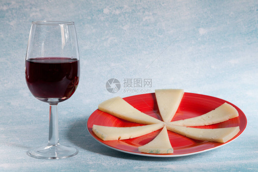 红陶瓷板上六片典型的西班牙芒切戈奶酪图片